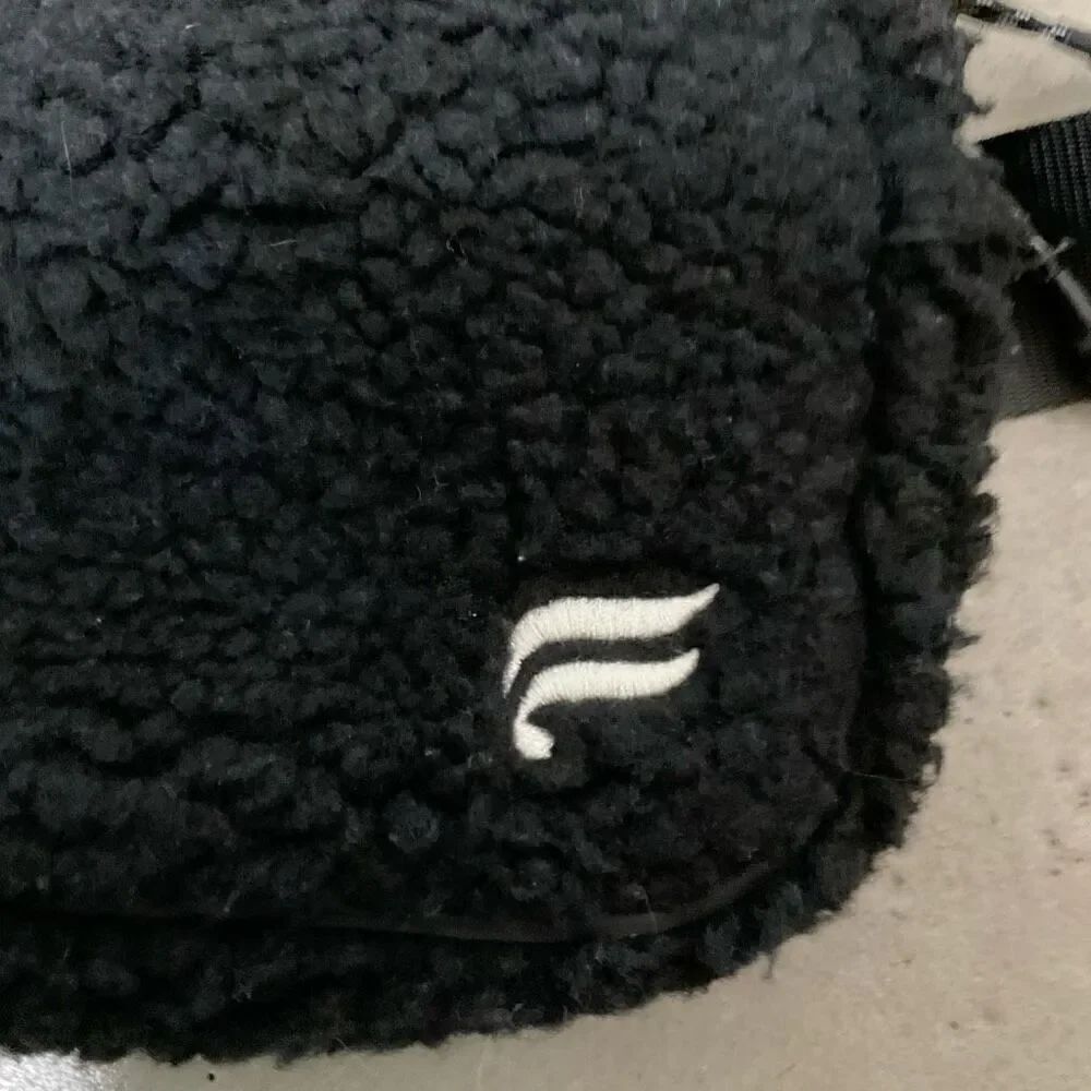 Fabletics The Belt Bag Teddy - Picture 3 of 7